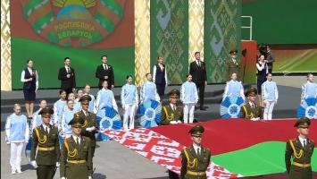 Представители молодежи принесли клятву верности госсимволам на площади Государственного флага в Минске