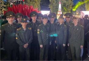 Офицеры и курсанты Купаловского университета приняли участие в акции &quot;Память&quot;, у братской могилы советских воинов и партизан в парке Жилибера